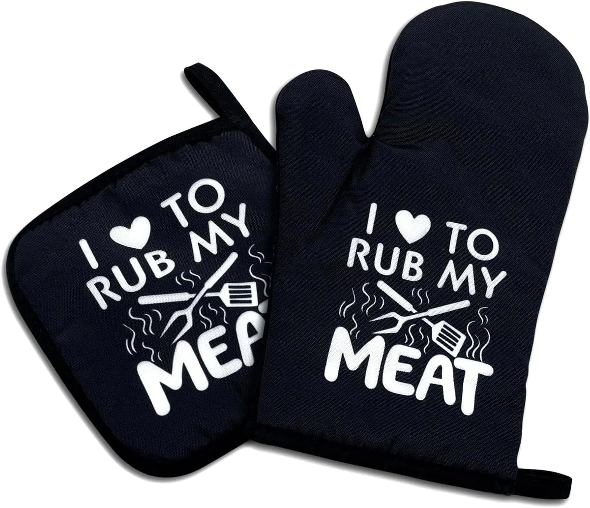 Ein Paar schwarze, rutschfeste Ofenhandschuhe mit weißer Aufschrift: I to rub my meat