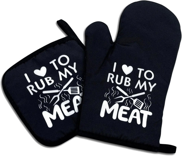 Ein Paar schwarze, rutschfeste Ofenhandschuhe mit weißer Aufschrift: I to rub my meat