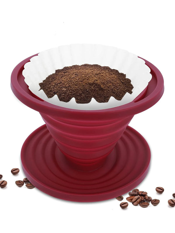 Roter, faltbarer Silikon-Kaffeefilter mit Kaffeepulver auf einer passenden Basis.