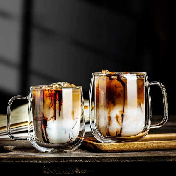 Zwei Glas-Kaffeebecher mit Eiskaffee, mit marmoriertem braun-weißem Milchschum