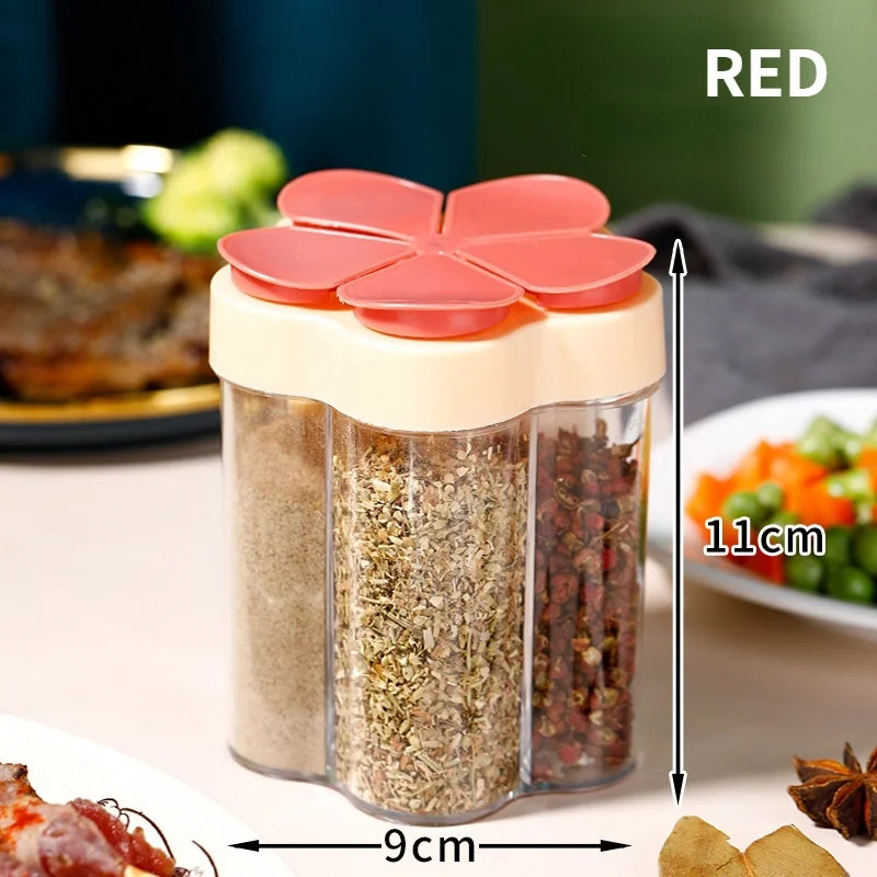 Frasco de condimento multiapertura con tapas rojas y diversas especias, junto a un plato.