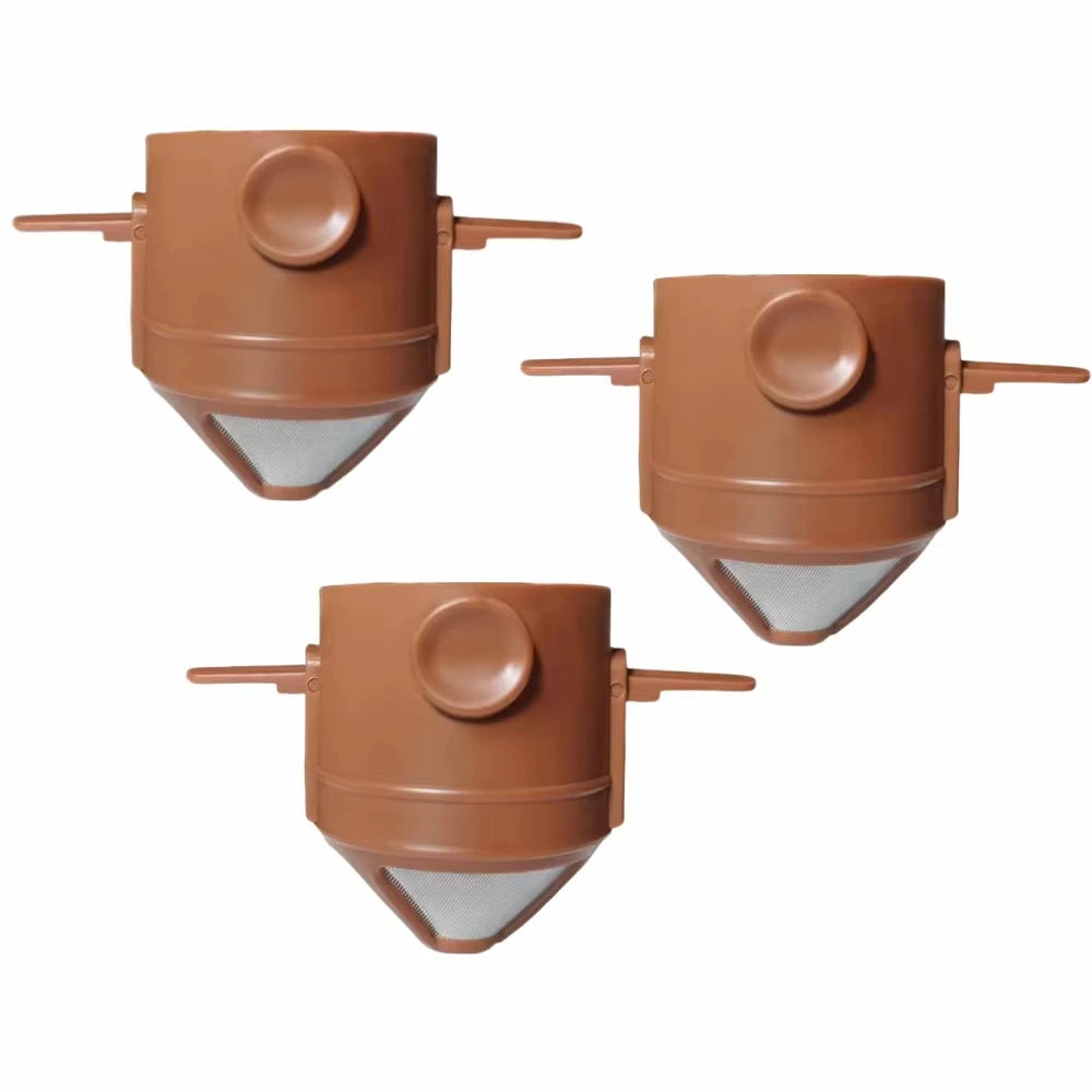 Tres filtros de café para verter, plegables de acero inoxidable marrones, vistos desde arriba.