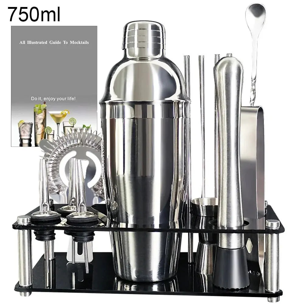 Un ensemble de shaker en acier inoxydable haut de gamme avec un shaker, un jigger et un tamis sur un plateau noir.