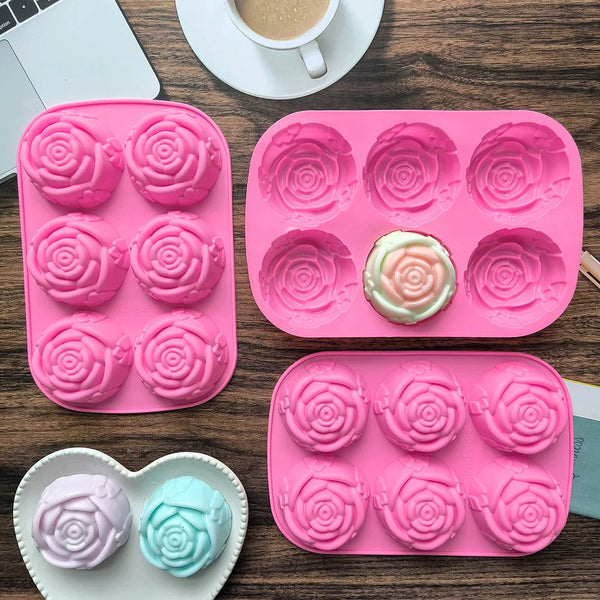Eine Sammlung von rosa silikonigen herzförmigen Backformen für Seife, Kerzen und Eiswürfel in verschiedenen Schattierungen.