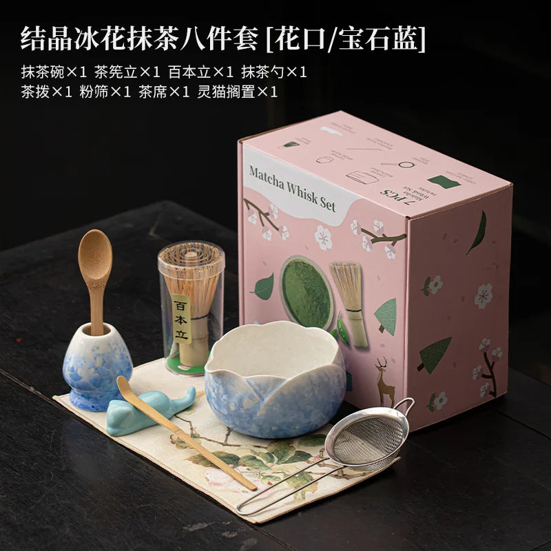 Caja rosa con juego de batidores de matcha, herramientas de bambú y cerámica para ceremonia del té