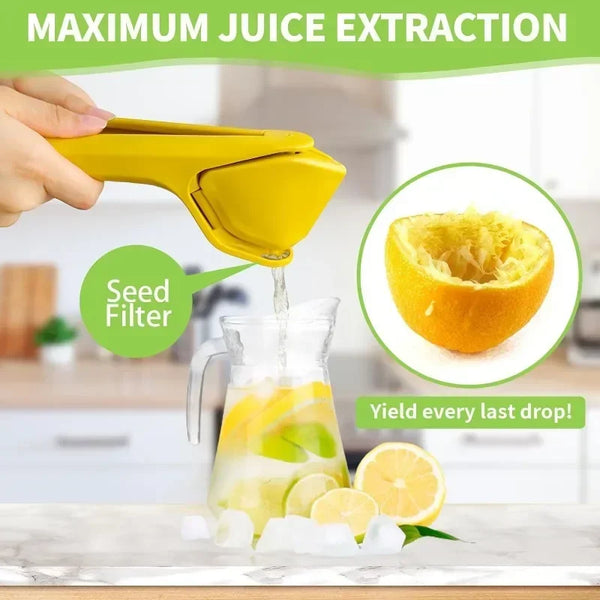 Eine Hand presst Saft aus einem gelben, handgehaltenen Zitruspresse in ein Glas, mit Zitrusfrüchten in der Nähe sichtbar.