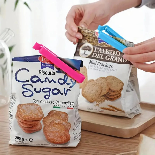 Eine Hand hält eine Tüte mit Candy Sugar Mini-Crackern neben einer Tüte mit Albero del Grano Mini-Crackern.