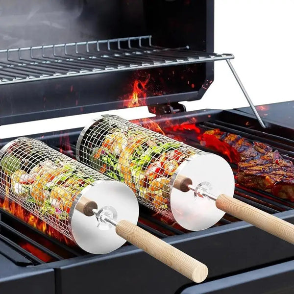 Edelstahl-Grillkorb für BBQ-Grill mit Holzgriffen in einem schwarzen Grill.