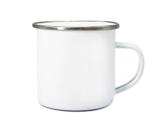 Weiße Emaille-Tasse mit silbernem Rand und Henkel