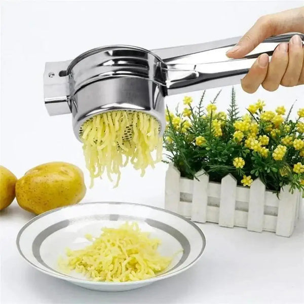 Eine Hand bedient einen leistungsstarken Edelstahl-Gemüsegürsteiner, wobei gelber Saft in eine weiße Schale gepresst wird.