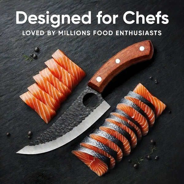 Eine handgeschmiedete Fleischmesser mit Holzgriff schneidet orangefarbene Lachsfilets auf einer dunklen Schieferoberfläche.