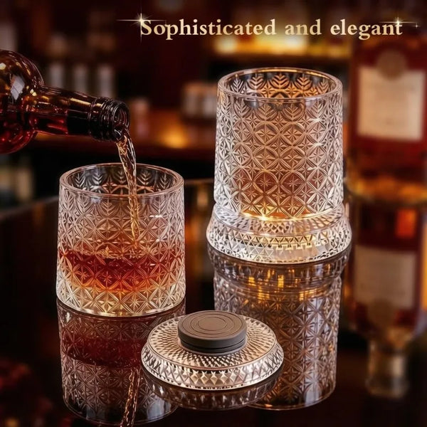 Nahaufnahme eines Kristall-Whiskeyglases, das mit bernsteinfarbigem Flüssigkeit gefüllt wird und Licht auf einer dunklen Ober