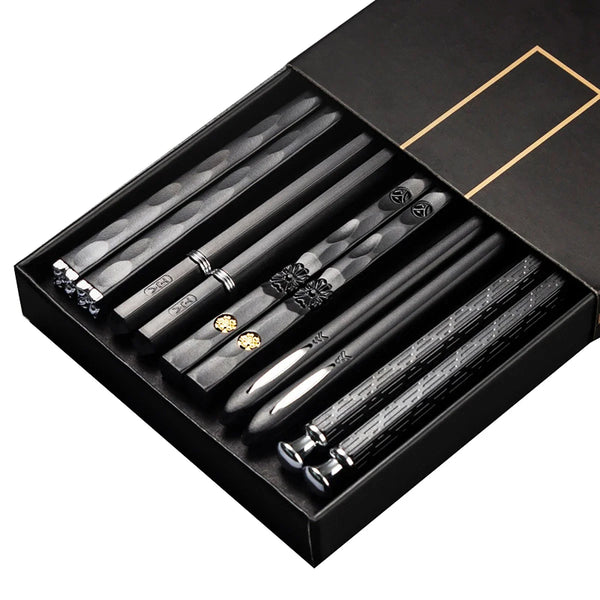 Eine schwarze Box enthält ein Set wiederverwendbare Legierungspickel für asiatische Küche.