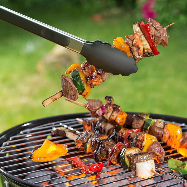 Edelstahl-Küchenzange mit Silikonspitzen zum Grillen von Fleisch und Gemüse auf einem Rost