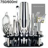 Professionelles Cocktail-Shaker-Set mit verschiedenen Edelstahlwerkzeugen und einer großen Shakerflasche.