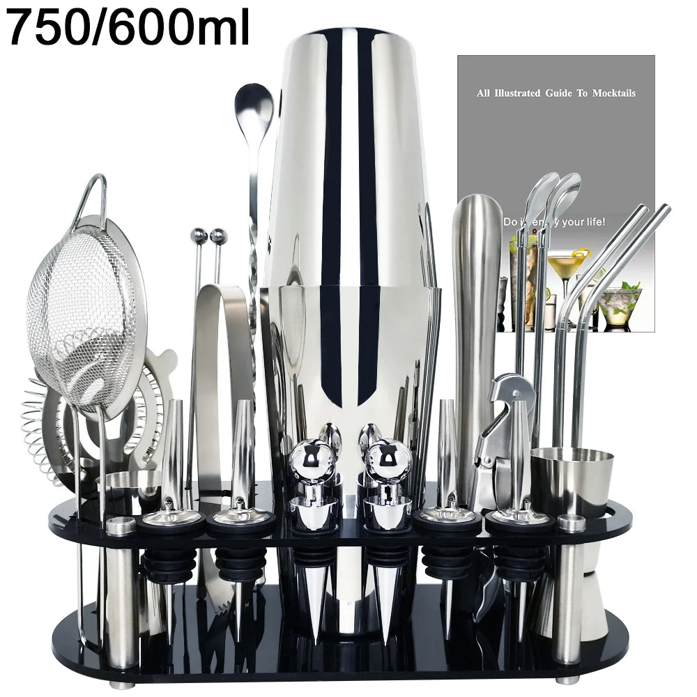 Professionelles Cocktail-Shaker-Set mit verschiedenen Edelstahlwerkzeugen und einer großen Shakerflasche.