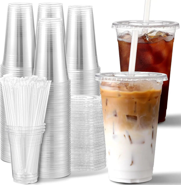Eine Sammlung klarer Plastikbecher mit Deckeln und Strohhalmen, darunter gestapelte Becher und ein zubereiteter Eiskaffeegetr