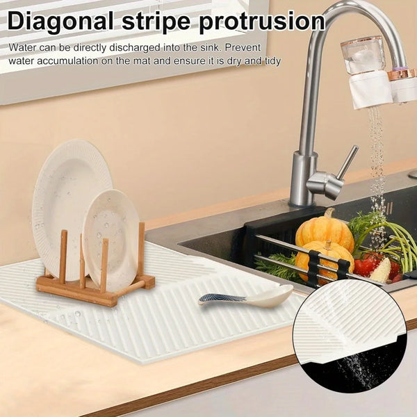 Silikon-Spülmatte zum Abtropfen neben einer Spüle mit Wasserhahn
