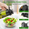 Une main pousse une bouteille à débit d'huile noire pour verser de l'huile d'olive dans un bol de salade.
