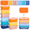 Una colección de diversos recipientes plegables de silicona para almacenar alimentos, apilados y exhibidos.