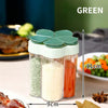 Frasco de condimentos con varias tapas verdes lleno de especias, junto a ingredientes de comida.
