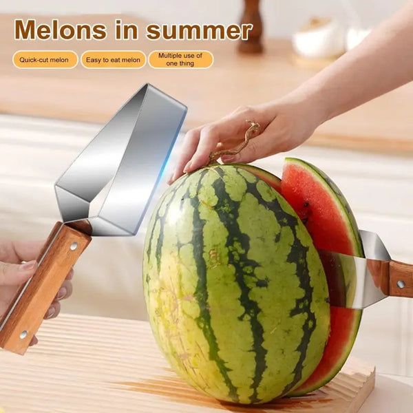 Eine Hand benutzt einen Edelstahl-Slicer, um eine grüne Wassermelone im Sommer zu schneiden.