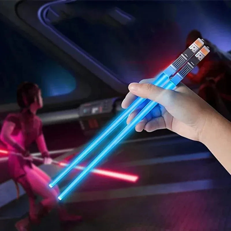 Una mano sostiene un sable de luz azul con hojas brillantes en un entorno futurista.
