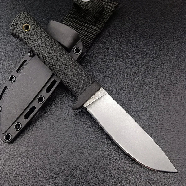 Schwarzes Outdoor-Messer mit silberner Klinge und schwarzem Schutz in dunkler Umgebung.