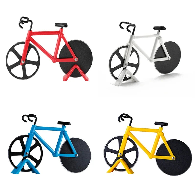 Cuatro cortadores de pizza en forma de bicicleta de colores brillantes: rojo, blanco, azul y amarillo.