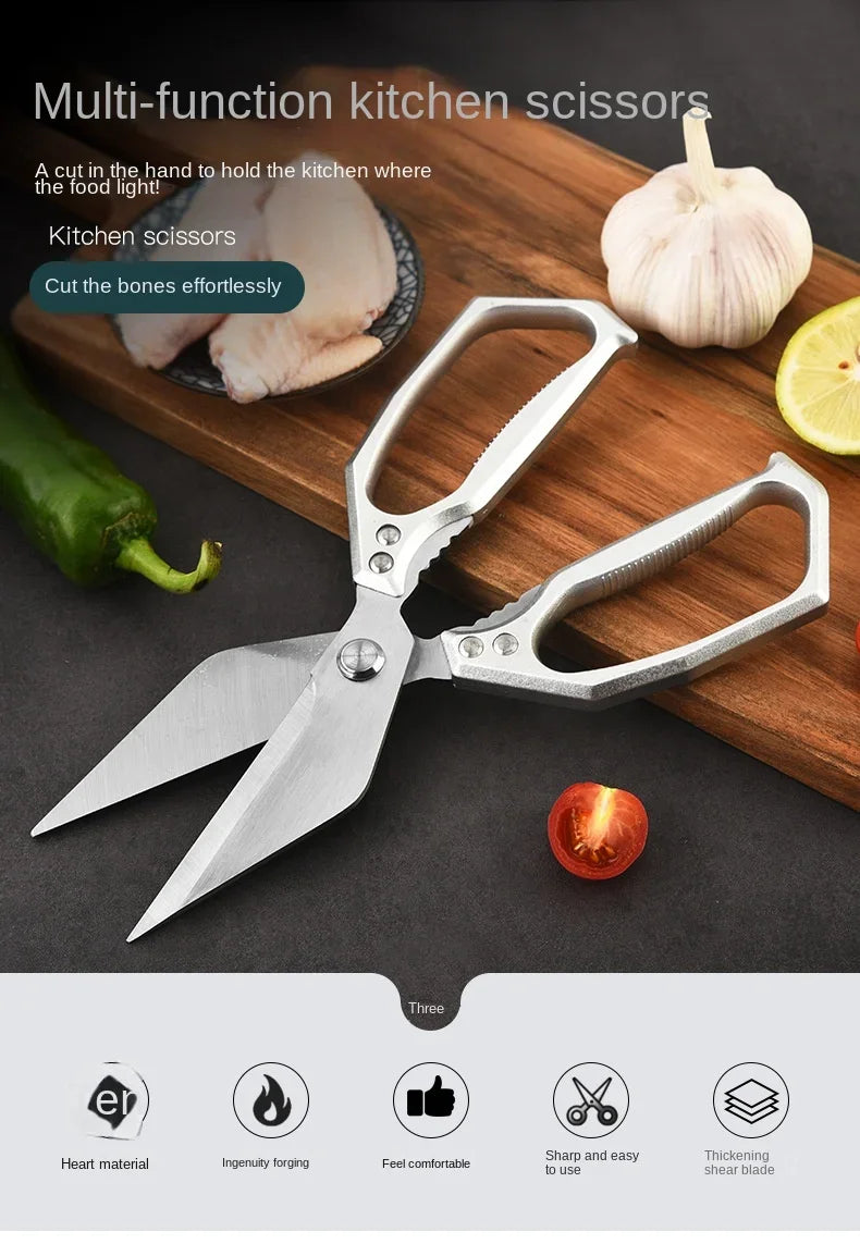 Un par de tijeras de cocina multifuncionales de acero inoxidable sobre una tabla de madera con ajo y limón visibles.