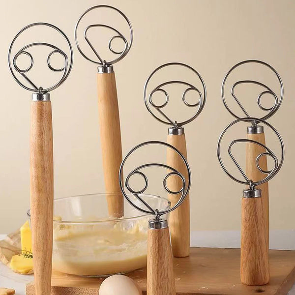 Edelstahl-Teigmixer mit Eichengriffen auf einem Holzschneidebrett.