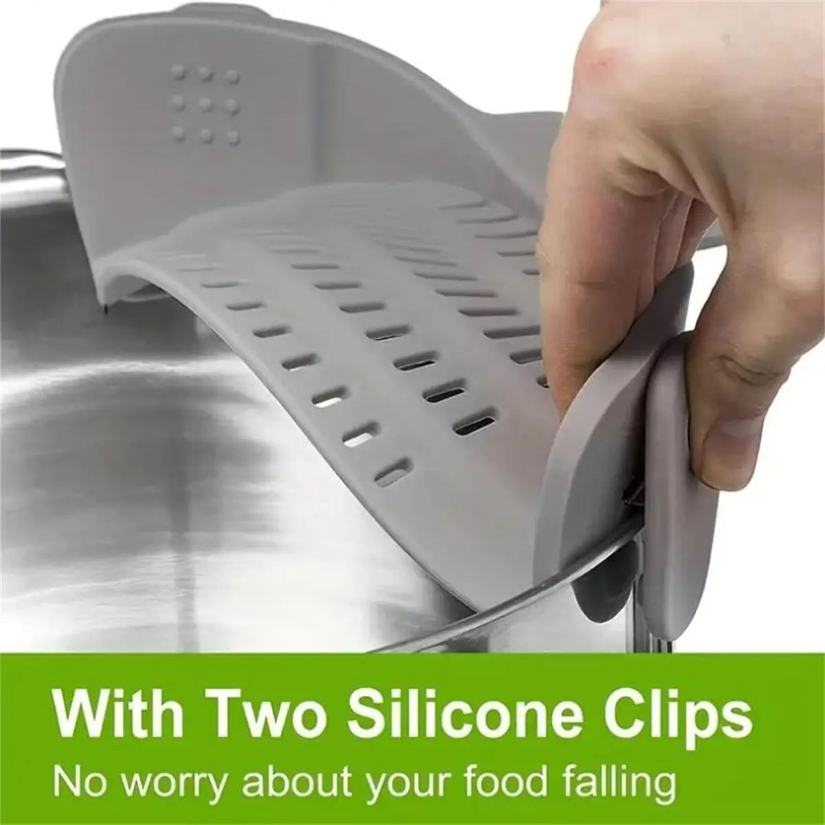 Una mano agarra una pinza de silicona gris en un colador de olla de acero inoxidable para evitar que la comida caiga.