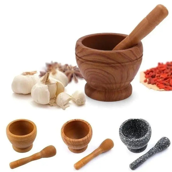 Set aus Holzwerkzeugen für Mörser und Stößel, einschließlich Schale, Stößel und Hammer.