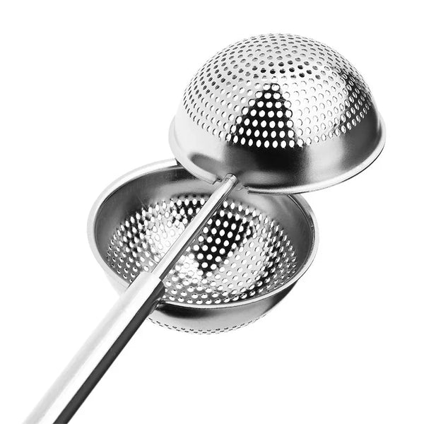Silberner Teleskop-Balltee-Aufgießer mit porösem Kugel und Metalllöffel.