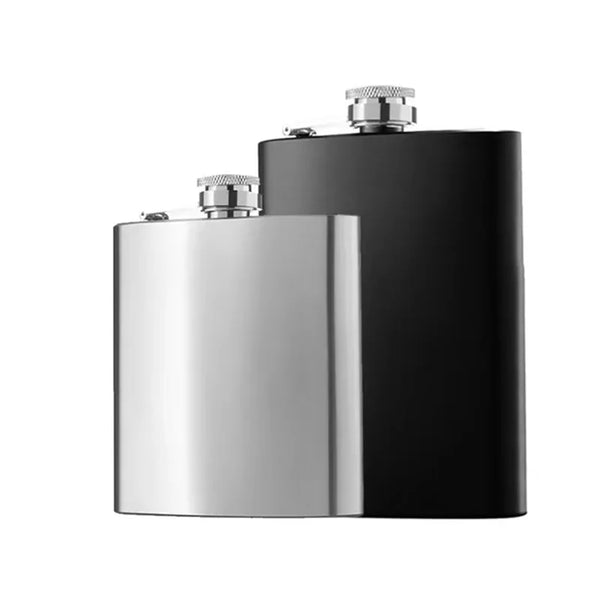 Portables Edelstahl-Hipflaschenset mit silbernem Körper und schwarzem Deckel.