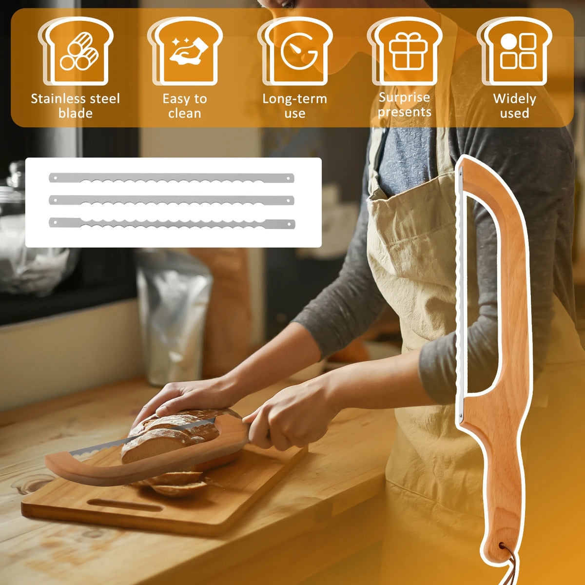 Eine Person schneidet Brot mit einem Holz-Brotmesser auf einem Holzbrett.