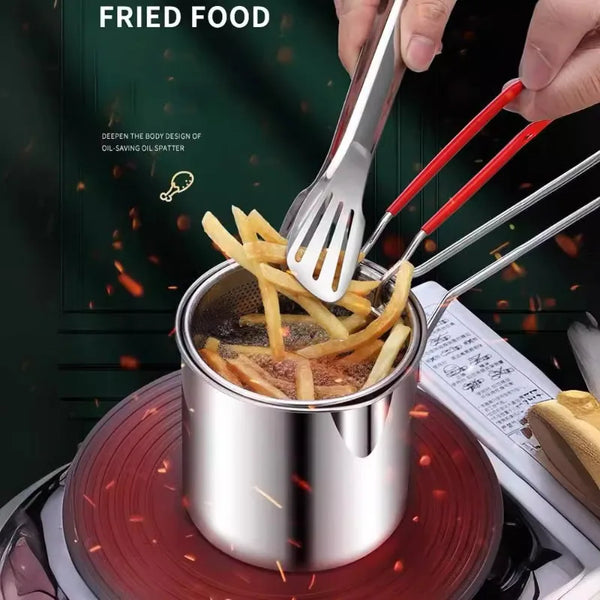 Eine Hand benutzt eine Gabel, um Pommes aus einem Edelstahltopf zu heben.