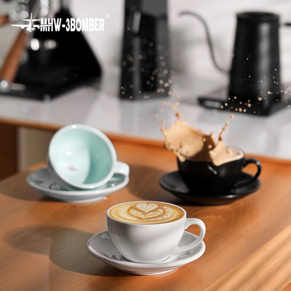 Nahaufnahme eines Latte in einer weißen Keramiktasse auf einem Untertasse mit sichtbarem Dampf oder Schaum