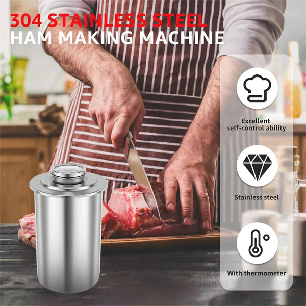 Eine Hand benutzt eine Edelstahl-Schinkenpresse, um Fleisch zu pressen, mit einem Thermometer in der Nähe sichtbar.