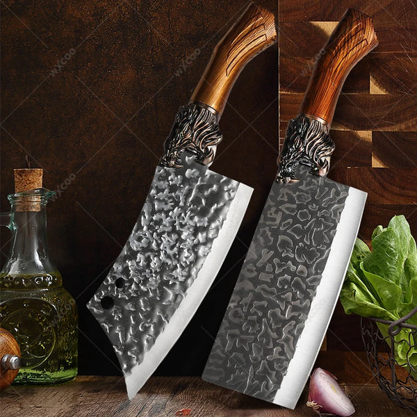 Set gefechtsfertiger Edelstahl-Kochmesser mit Holzgriffen auf dunklem Holz.