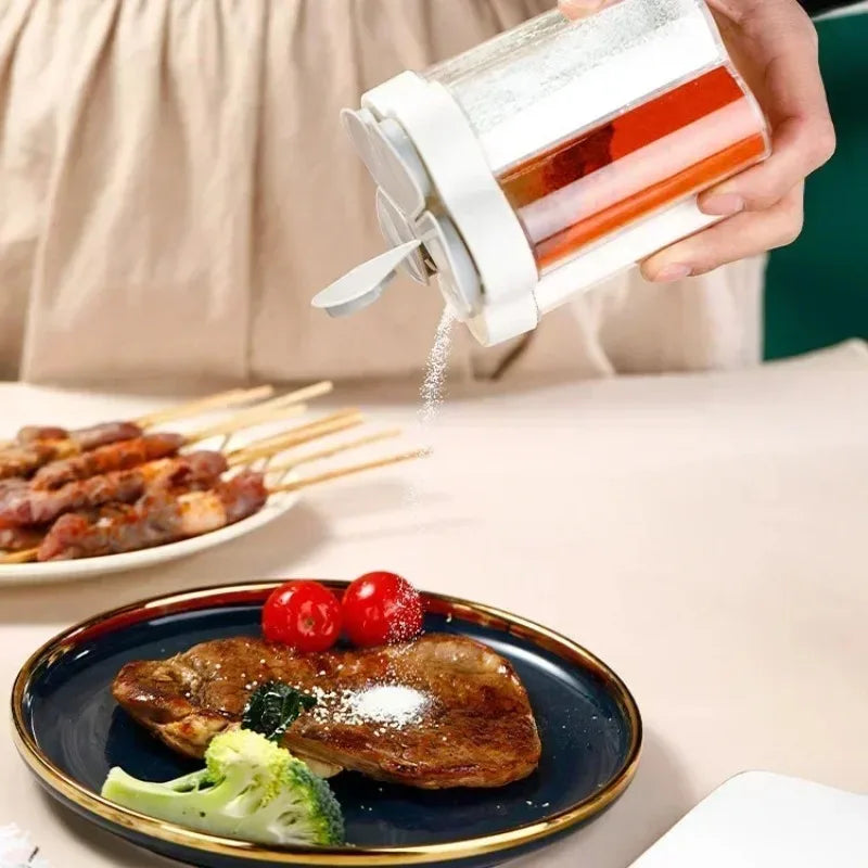 Una mano vierte una sazonadora líquida de un frasco multi-abierto sobre brochetas de carne y un trozo de bistec en un plato.