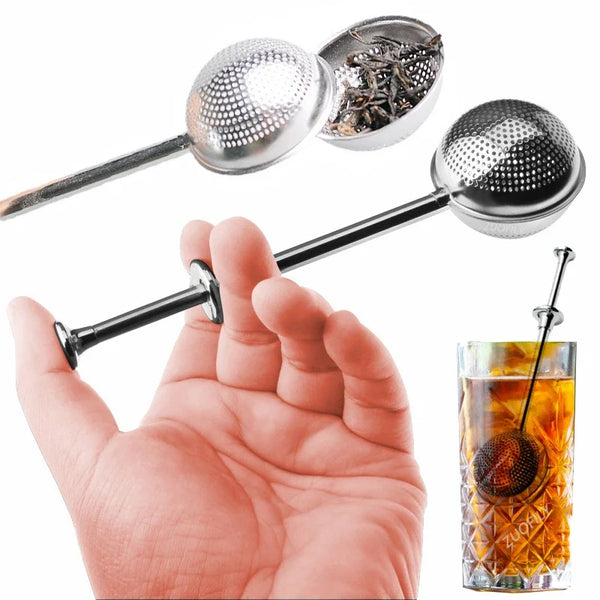 Eine Hand hält einen silbernen teleskopischen Tee-Infuser mit getrockneten Teeblättern und einem Teebeutel in einem Glas.