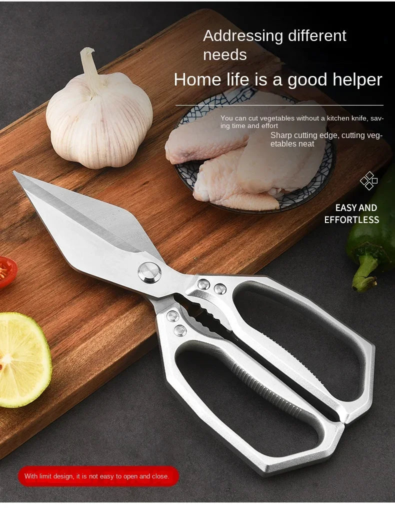 Un cuchillo cortador de hueso de acero inoxidable sobre una tabla de madera junto a un bulbo de ajo y vegetales cortados.