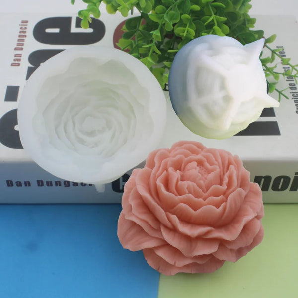 Silikon-Blumenkerzenform mit weißen und rosa Blumen auf grünem Hintergrund.