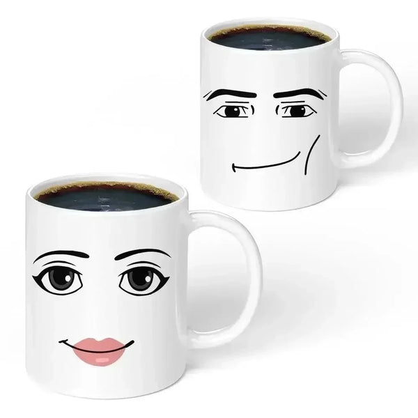 Weiße Keramiktasse mit einem einfachen, lächelnden Gesichtsdesign.