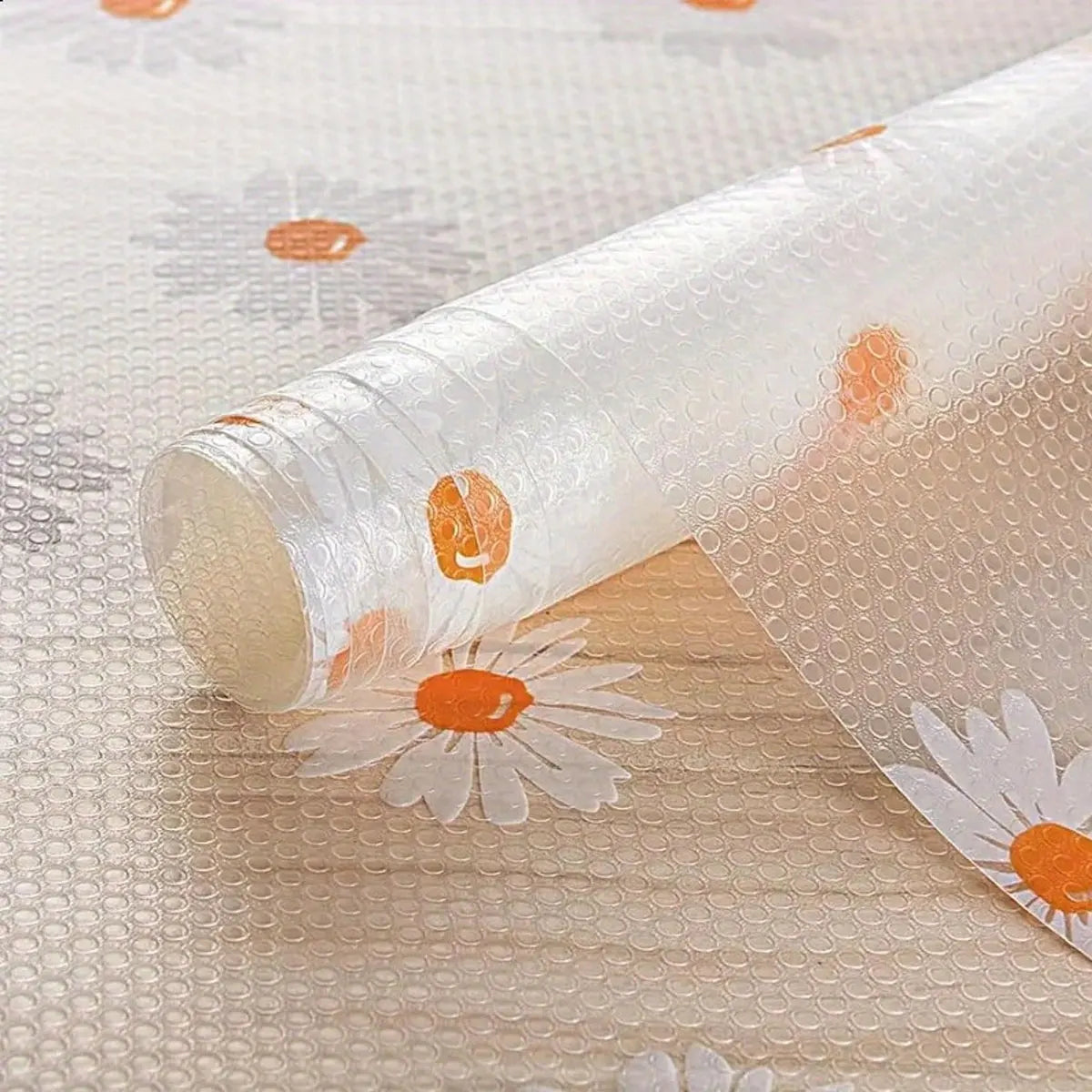 Almohadilla protectora de EVA blanca y resistente al agua con patrones de margaritas naranjas sobre una superficie de madera
