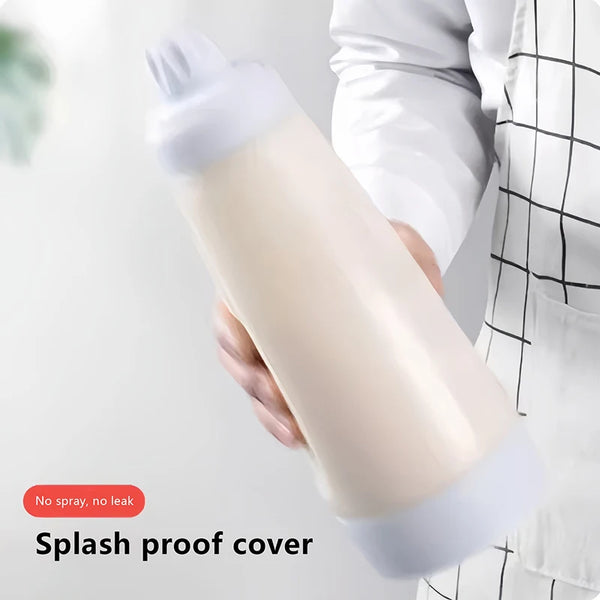 Eine Hand hält eine hellbeige, spritstofffeste Abdeckung für einen Handmixer.