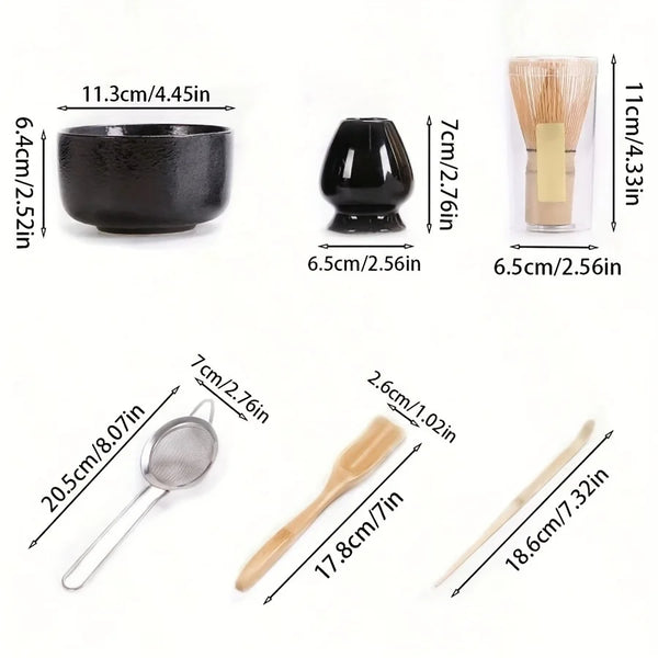 Ein Set traditioneller japanischer Matcha-Teeutensilien, einschließlich Schale, Schneebesen und Bambuslöffel.