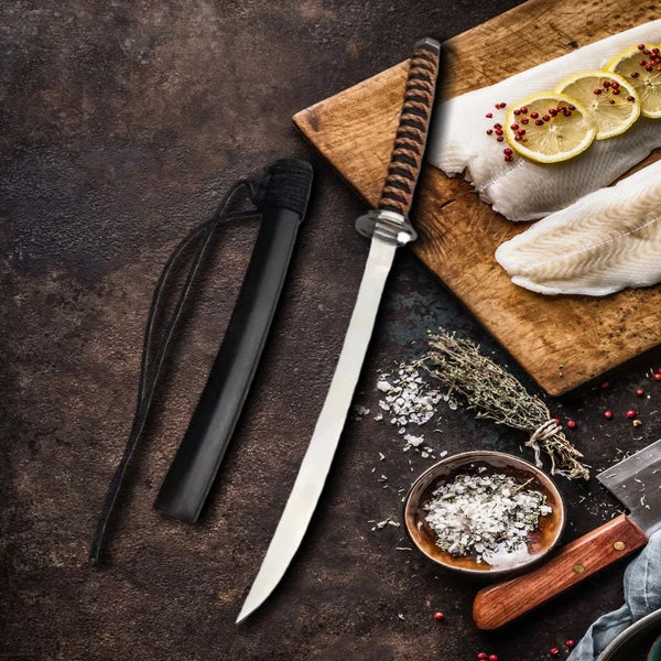Ein Set von drei Küchenknivs, einschließlich Klinge und Griff, liegt auf einem Holzbrett mit geschnittenen Zitronen.