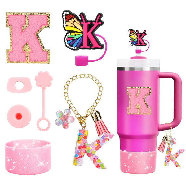 Set aus Silikon-Strohhalm-Cover und pinkem Tumbler mit goldener K-Gravur